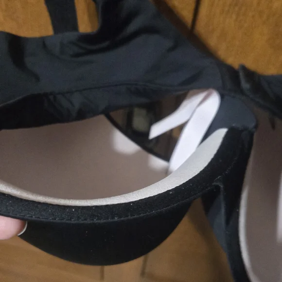 Victoria's Secret Black Bra with Logo Straps - Picture 5 of 5
